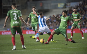 Willian José, rodeado de jugadores del Alavés, no consigue eludir a Maripán. (Juan Carlos RUIZ / FOKU)