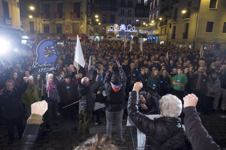 Iruñeko Udaletxeko plazan amaitu da manifestazio jendetsua. (Iñigo URIZ/FOKU)