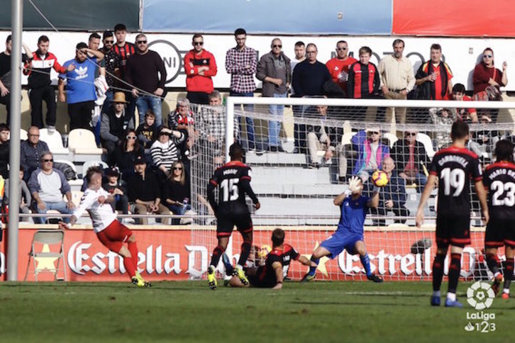 Brandon, en la ocasión desperdiciada al filo del descanso. (@CAOsasuna)
