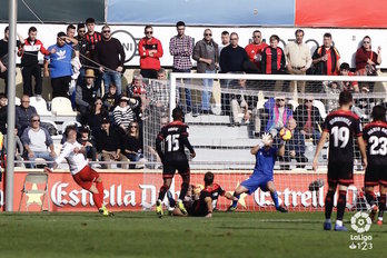 Brandon, en la ocasión desperdiciada al filo del descanso. (@CAOsasuna)