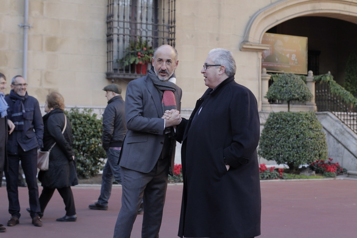 Alberto Uribe-Echevarría y Aitor Elizegi, al inicio de la jornada electoral en el Athletic. (FOKU).
