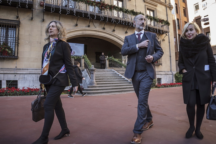 Elizegi junto a Itziar Villamandos y Maria Tato, que forman parte de su Junta Directiva. (Aritz LOIOLA / FOKU)