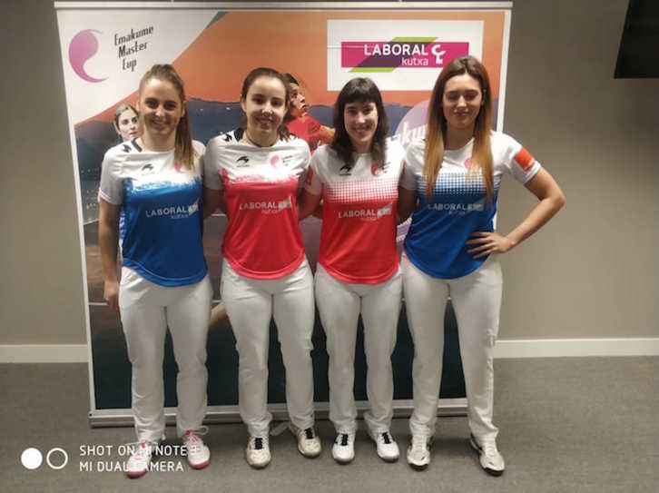 Leire Etxaniz eta Olatz Arrizabalaga, azken bi urteetako txapeldunak, eta Amaia Aldai eta Gentzane Aldai pilotariak, aurkezpenean. 