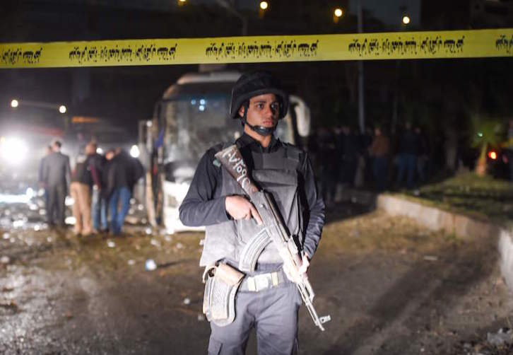 Un miembro de las fuerzas de seguridad, en el lugar del ataque. (Mohamed EL-SHAHED/AFP)
