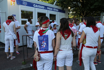 Le système de bracelts payants à l'entrée des fêtes sera renouvelé en 2019. © Bob EDME 