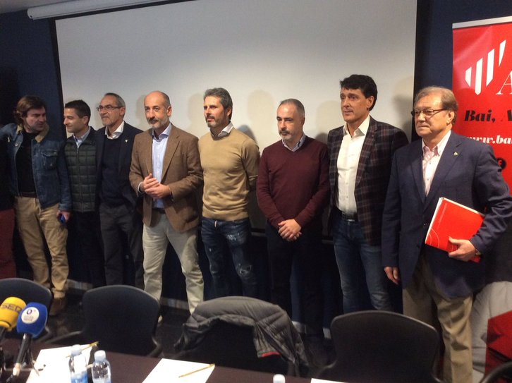 Elizegi durante la presentación del área deportiva con Alkorta, Ayarza y Delgado. (@baiAthleticbai)