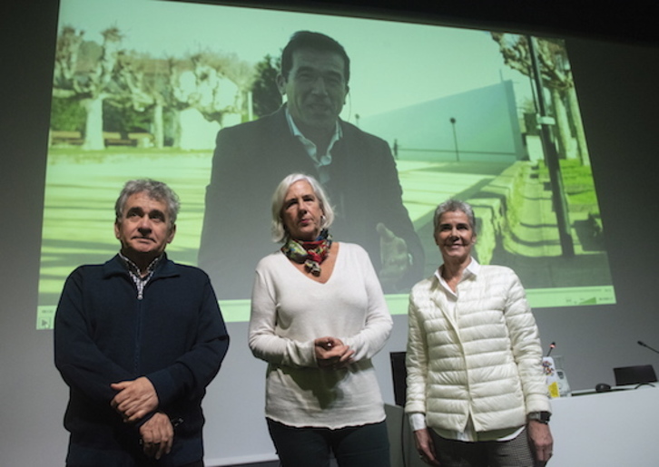 Atxaga, Biurrun y Larrañaga, miembros de la comisión de garantías (Jon URBE / FOKU)