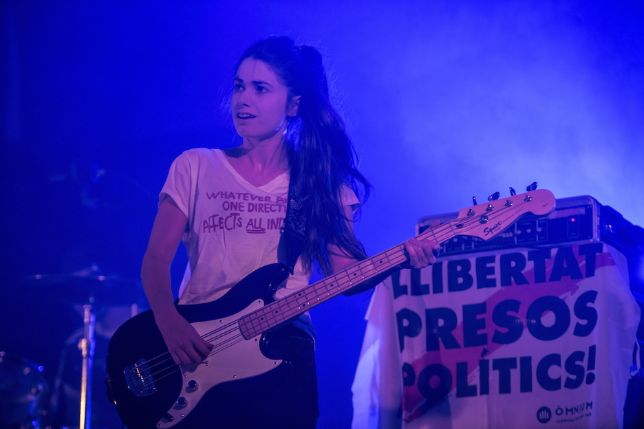 Banderola por la libertad de los presos políticos catalanes durante la actuación de Belako. (Jagoba MANTEROLA / FOKU)