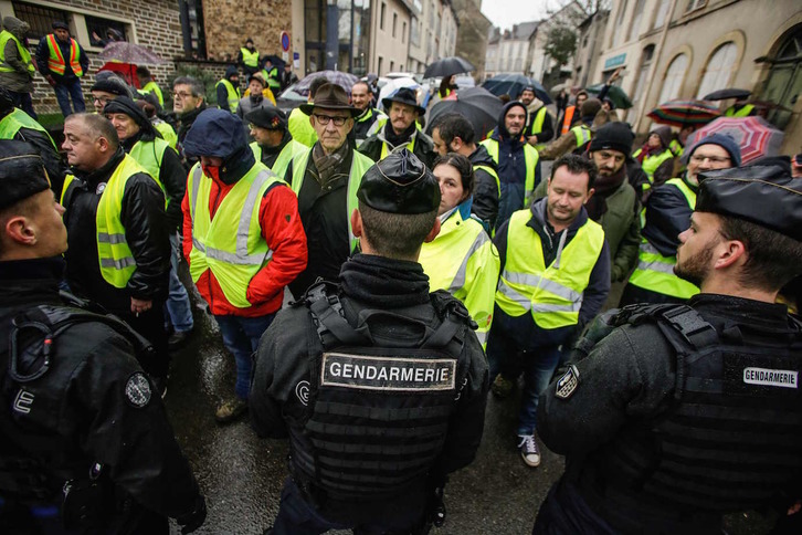 «Txaleko horiak» eta Polizia, aurrez-aurre. (AFP)