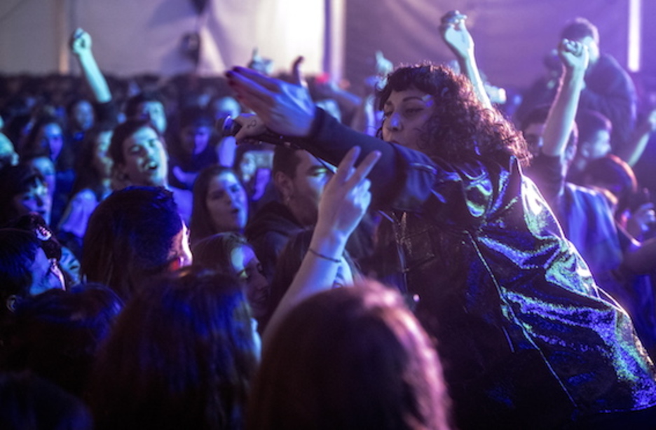 Artista y público, dándolo todo. (Jagoba MANTEROLA / FOKU)