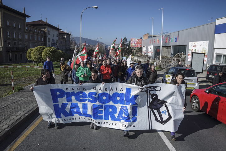 La marcha de la dinámica Kalera Kalera ha finalizado ante la cárcel de Basauri. (Aritz LOIOLA/FOKU)