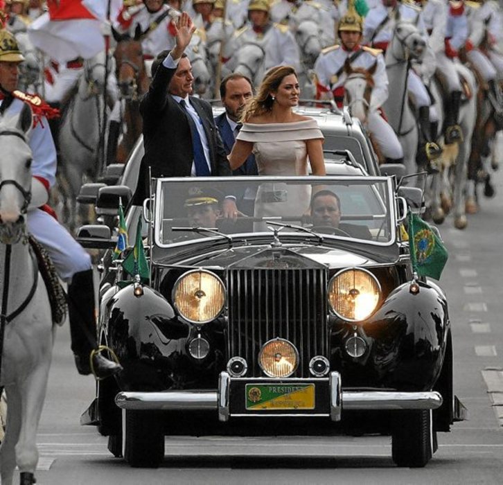 Jair Bolsonaro y su esposa, Michelle, se dirigen hacia el Congreso Nacional para la investidura. (Carl DE SOUZA/AFP)