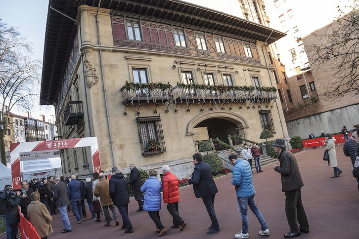 Socios y socias del Athletic acudan a votar a Ibaigane. (Aritz LOIOLA / FOKU)