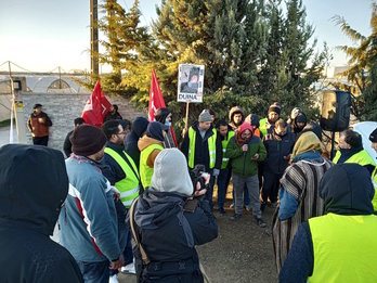 Los huelguistas de Huertas de Peralta, en el exterior de las instalaciones. (LAB Sindikatua)