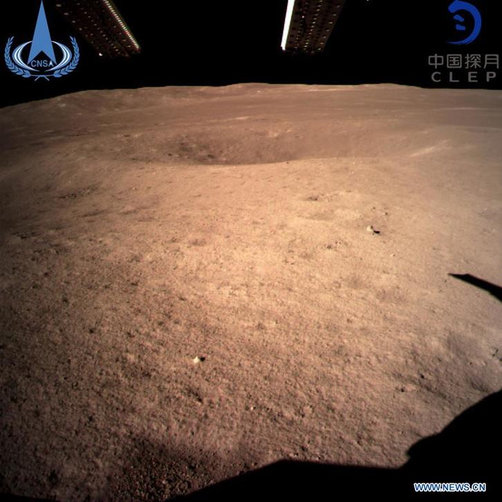 Imagen tomada por la sonda Chang’e 4 y difundida por la Administración Nacional del Espacio de China, que muestra la cara oculta de la Luna.