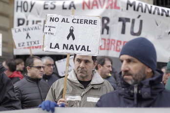 Los trabajadores de La Naval se han concentrado en Bilbo ante el Palacio Foral. (Aritz LOIOLA/FOKU)
