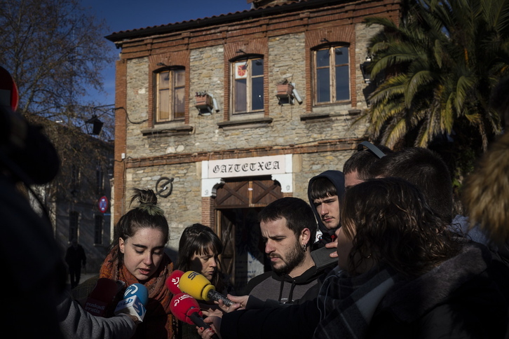 Los jóvenes del gaztetxe de Gasteiz ante los medios de comunicación. (Endika PORTILLO/FOKU)