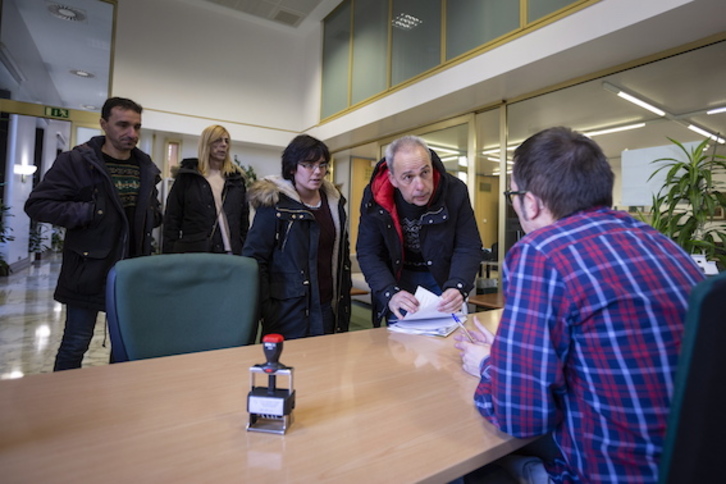 Representantes del sindicato LAB, en el registro del Parlamento de Gasteiz. (Endika PORTILLO/FOKU)