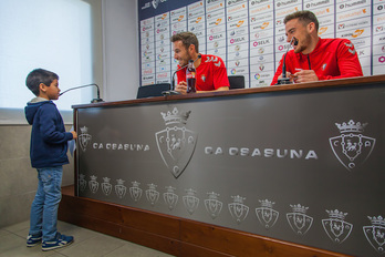 Uno de los jóvenes aficionados interpela a los dos futbolistas rojillos. 