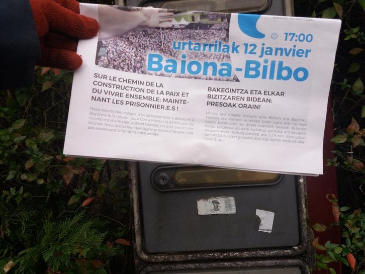 Urtarrilaren 12ko manifestazioetarako deia etxez etxe banatzen Urruñan. (@LarraitzOtazo)