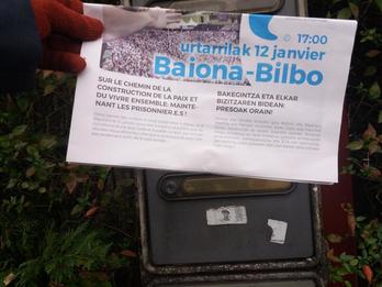 Urtarrilaren 12ko manifestazioetarako deia etxez etxe banatzen Urruñan. (@LarraitzOtazo)