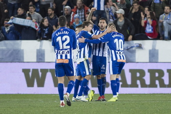 Los jugadores del Alavés celebran su victoria contra el Valencia. (Monika DEL VALLE / FOKU)