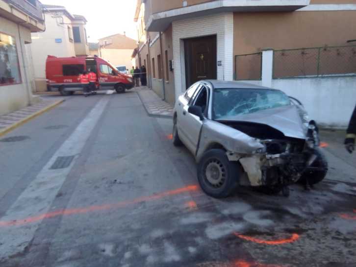 El vehículo en el que viajaba el fallecido tras impactar con una pared en Cadreita. (FORUZAINGOA)