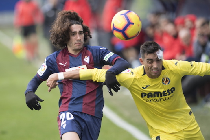 Cucurella, aurkari batekin baloi baten lehian. (Juan Carlos RUIZ/FOKU)