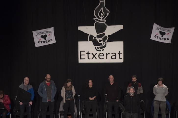 Bertsolariak, oholtzan. (Juan Carlos RUIZ/FOKU)