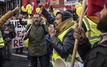 Unas 2.000 personas han acudido a la manifestación en apoyo a los huelguistas de Huerta de Peralta. (Jagoba MANTEROLA/FOKU)