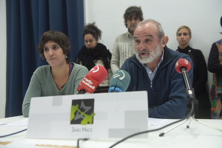 Miembros de Jaiki Hadi en rueda de prensa. (Jon URBE/FOKU)