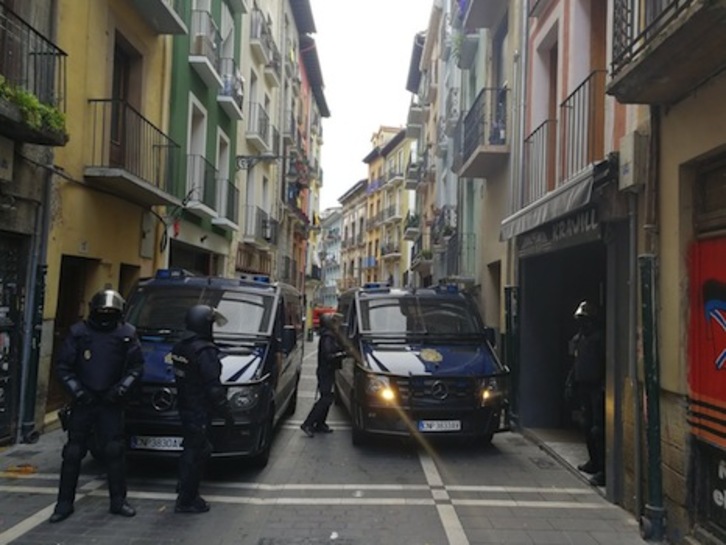 Efectivos de la Policía española mantienen cortados los accesos al gaztetxe Maravillas de Iruñea. (Martxelo DIAZ)
