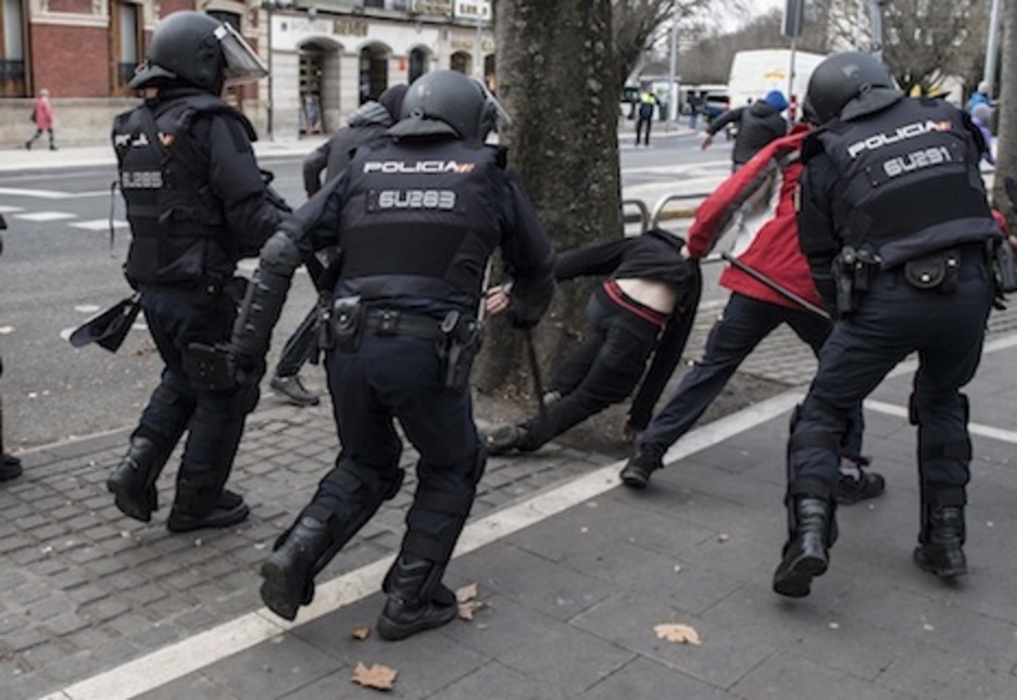 Cuatros policías españoles golpean a los jóvenes. (Jagoba MANTEROLA/FOKU)