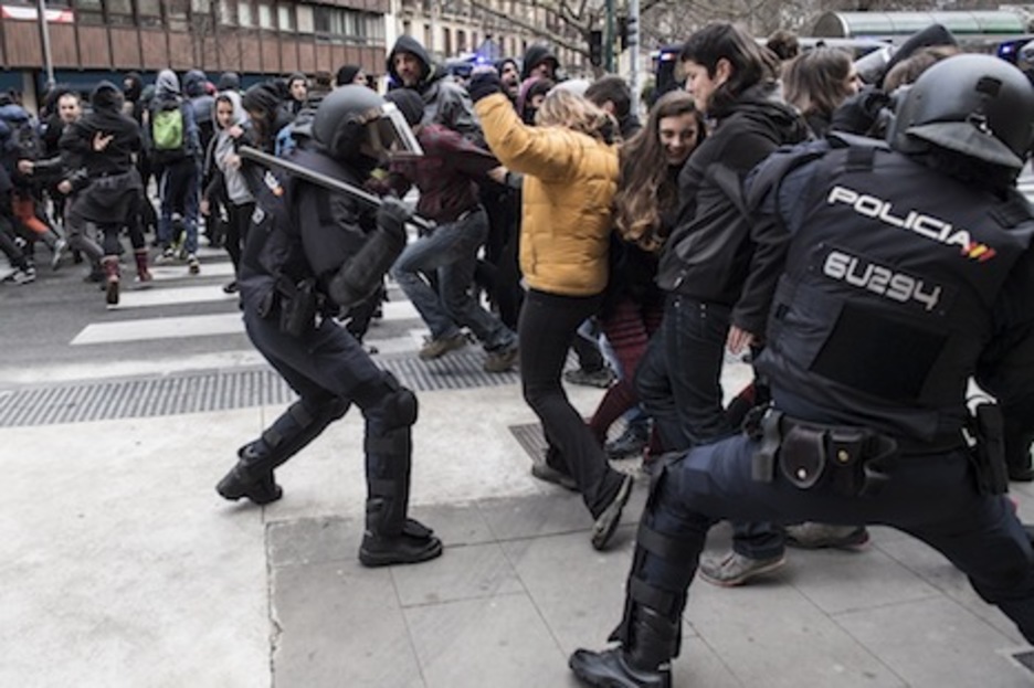 Carga ante la puerta del Parlamento de Nafarroa. (Jagoba MANTEROLA/FOKU)