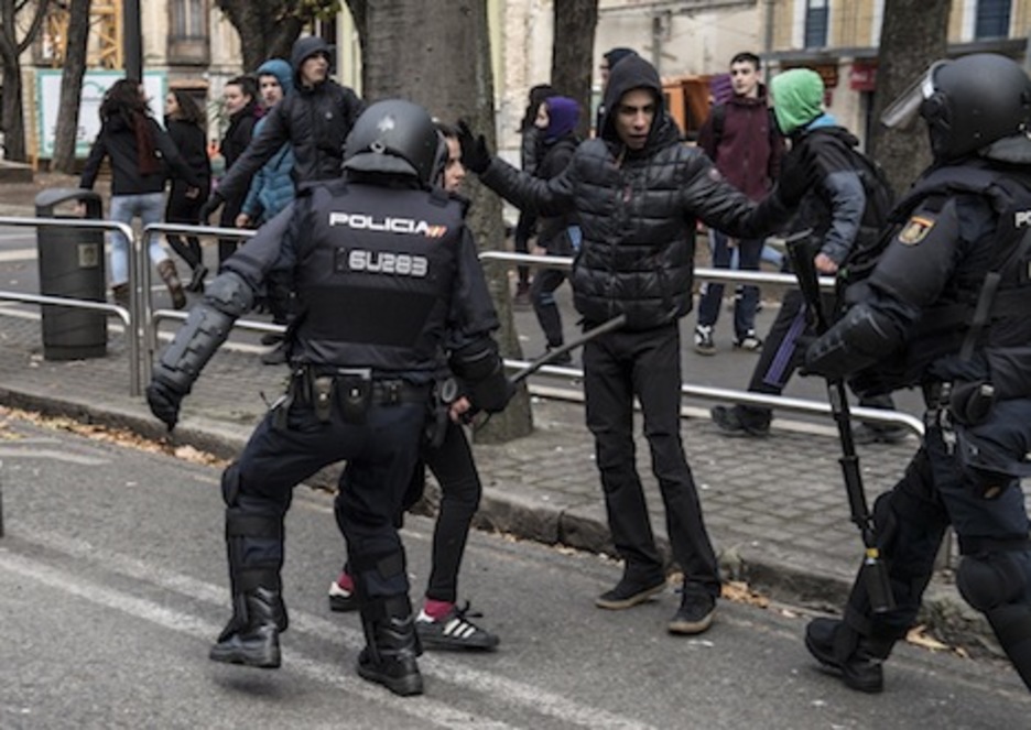 Dos jóvenes, ante los antidisturbios. (Jagoba MANTEROLA/FOKU)