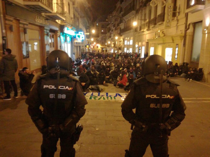 Sentada frente a la Policía española en el acceso a la Plaza del Castillo. (AHOTSA.INFO)