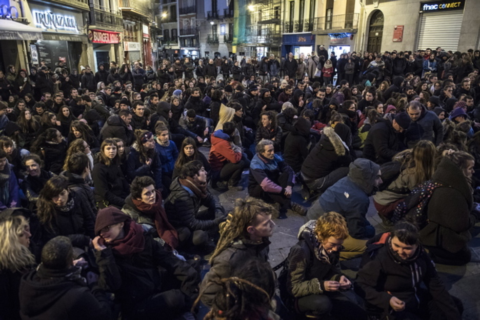 Sentada durante la kalejira de protesta de la tarde. (Jagoba MANTEROLA / FOKU)