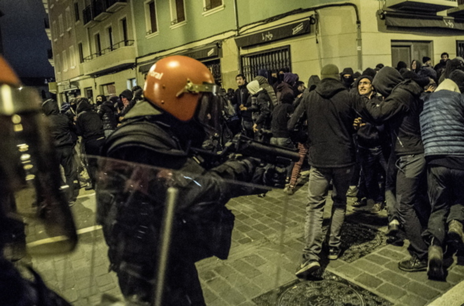 La Policía Foral ha cargado contra los manifestantes.  (Jagoba MANTEROLA / FOKU)