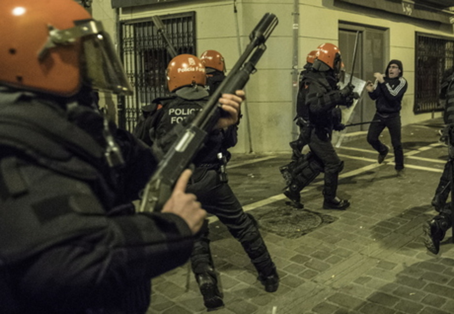 Carga de la Policía Foral.  (Jagoba MANTEROLA / FOKU)