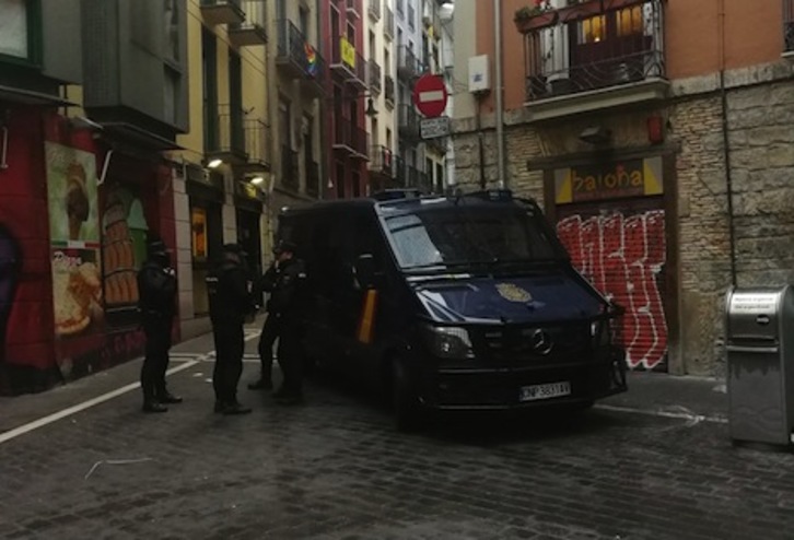 Efectivos de la Policía española siguen manteniendo cortados los accesos a Navarrería. (Martxelo DIAZ)
