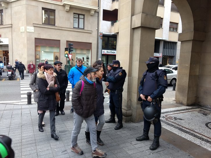 Los representantes de AZ Ekimena, a su entrada en Delegación. (@aritzintxusta)