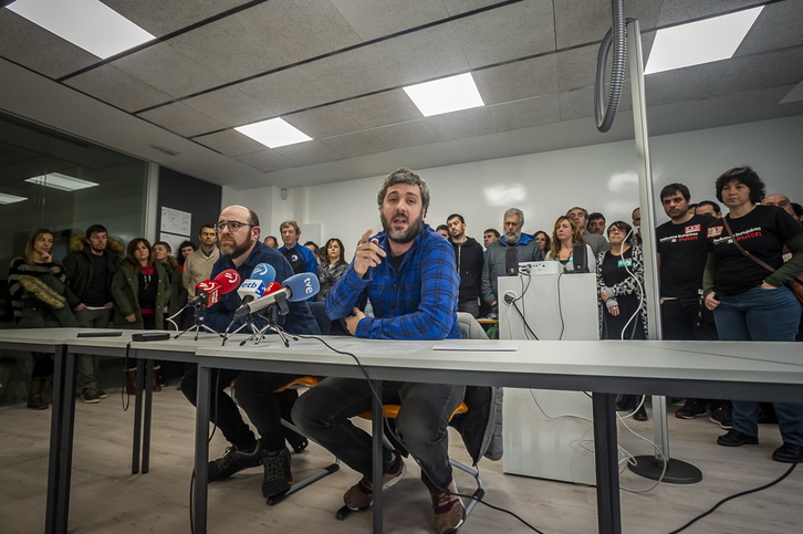 El profesorado técnico de la red pública de FP ha comenzado un encierro indefinido en el CIFP Mendizabala. (Jaizki FONTANEDA / FOKU)