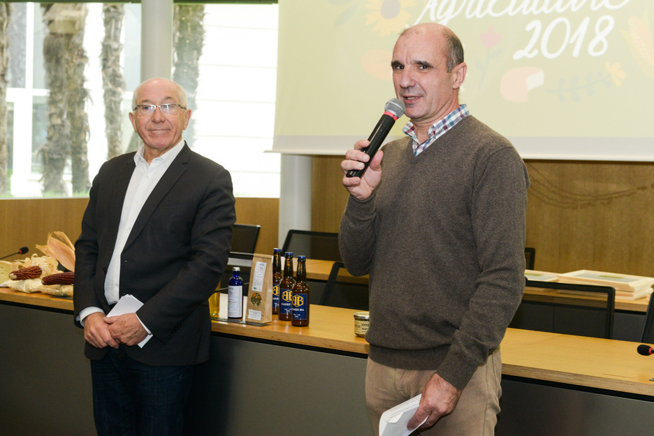 Jean-René Etchegaray président de la CAPB et le vice-président en charge de l'agriculture michel Etchevest étaient présents pour la remise des prix. © Isabelle Miquelestorena 