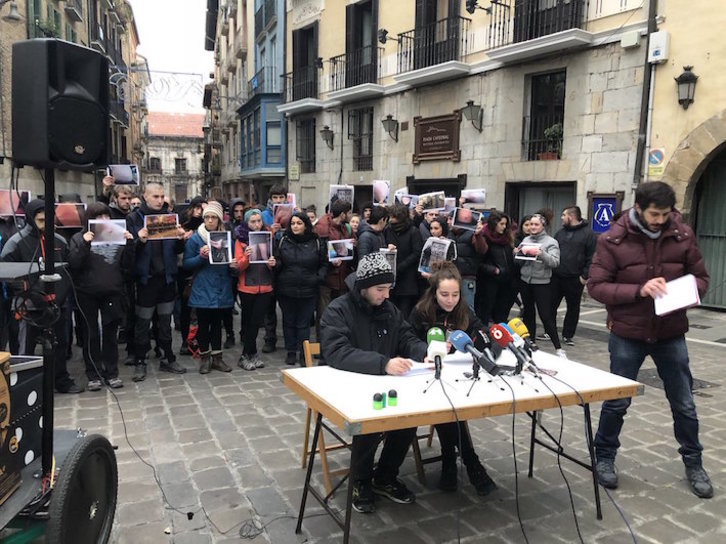 Rueda de prensa de los miembros del Gaztetxe Maravillas. (@ibaiazparren)