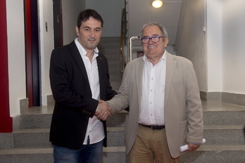 Braulio Vázquez y Luis Sabalza, el día en que el primero fue presentado como director deportivo de Osasuna. (Iñigo URIZ/FOKU)