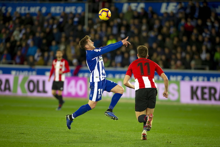 Ibai Gómez en el derbi en Mendizorrotza de esta temporada. (Jaizki FONTANEDA / FOKU)