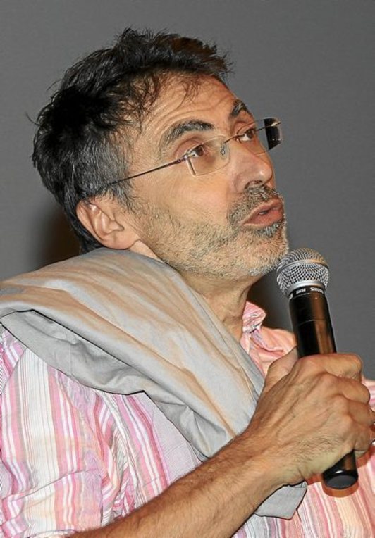 Pierre Carles a pris la parole pour présenter le film réalisé avec Philippe Lespinasse. © Bob EDME