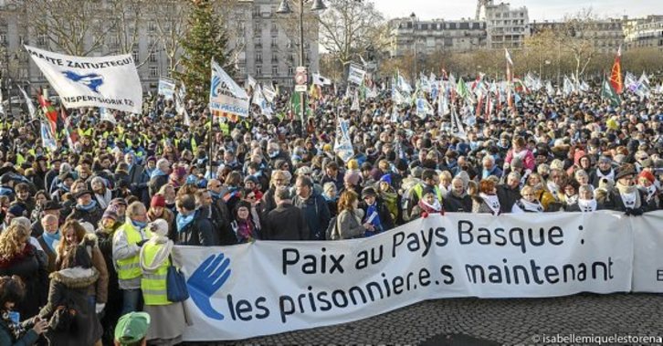 Mobilisation à Paris le 9 décembre. Vingt-cinq prisonniers ont été rapprochés depuis, avant un blocage avéré aujourd'hui. © Isabelle MIQUELESTORENA