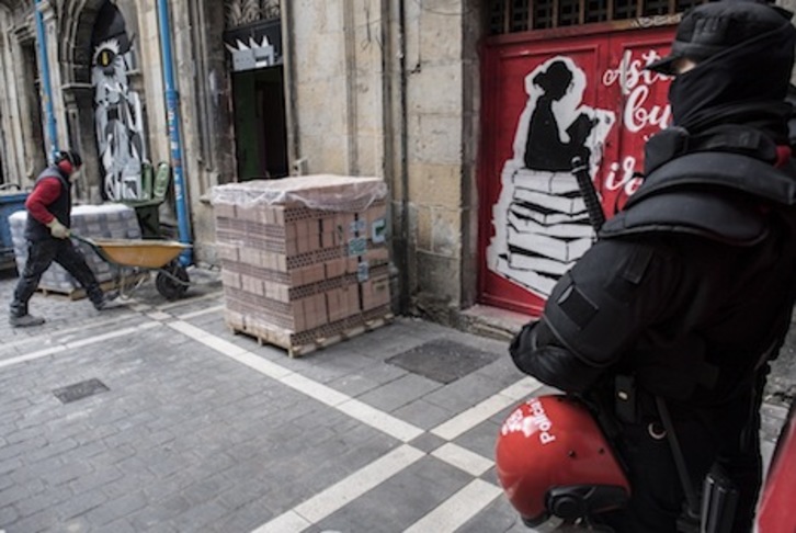 Policía Foral sigue en la Navarrería mientras se realizan los trabajos de clausura de Rozalejo. (Jagoba MANTEROLA/FOKU)