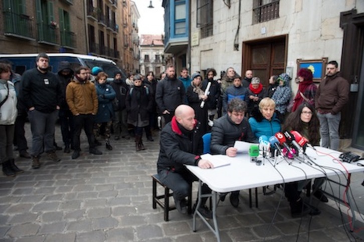 Comparecencia de comerciantes y hosteleros de Nabarreria para denunciar el cerco policial. (Iñigo URIZ/FOKU)